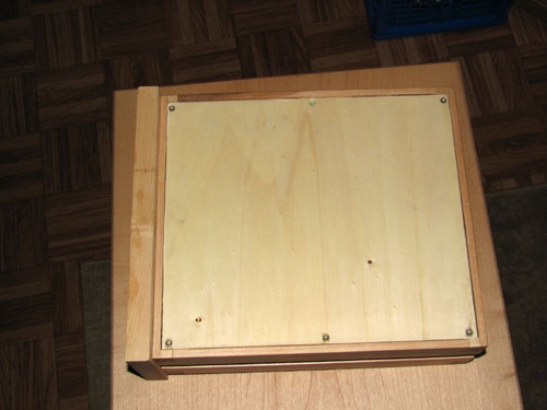 Blende und Boden anschrauben